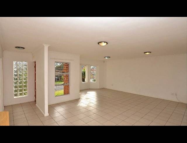 3 bed property to rent in UITZICHT